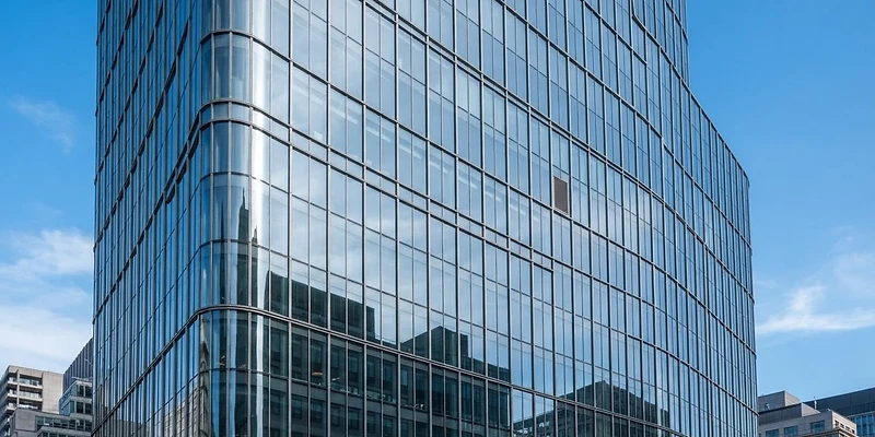 Fațadă cu perete cortină din sticlă și aluminiu pentru clădire modernă Ploiești
